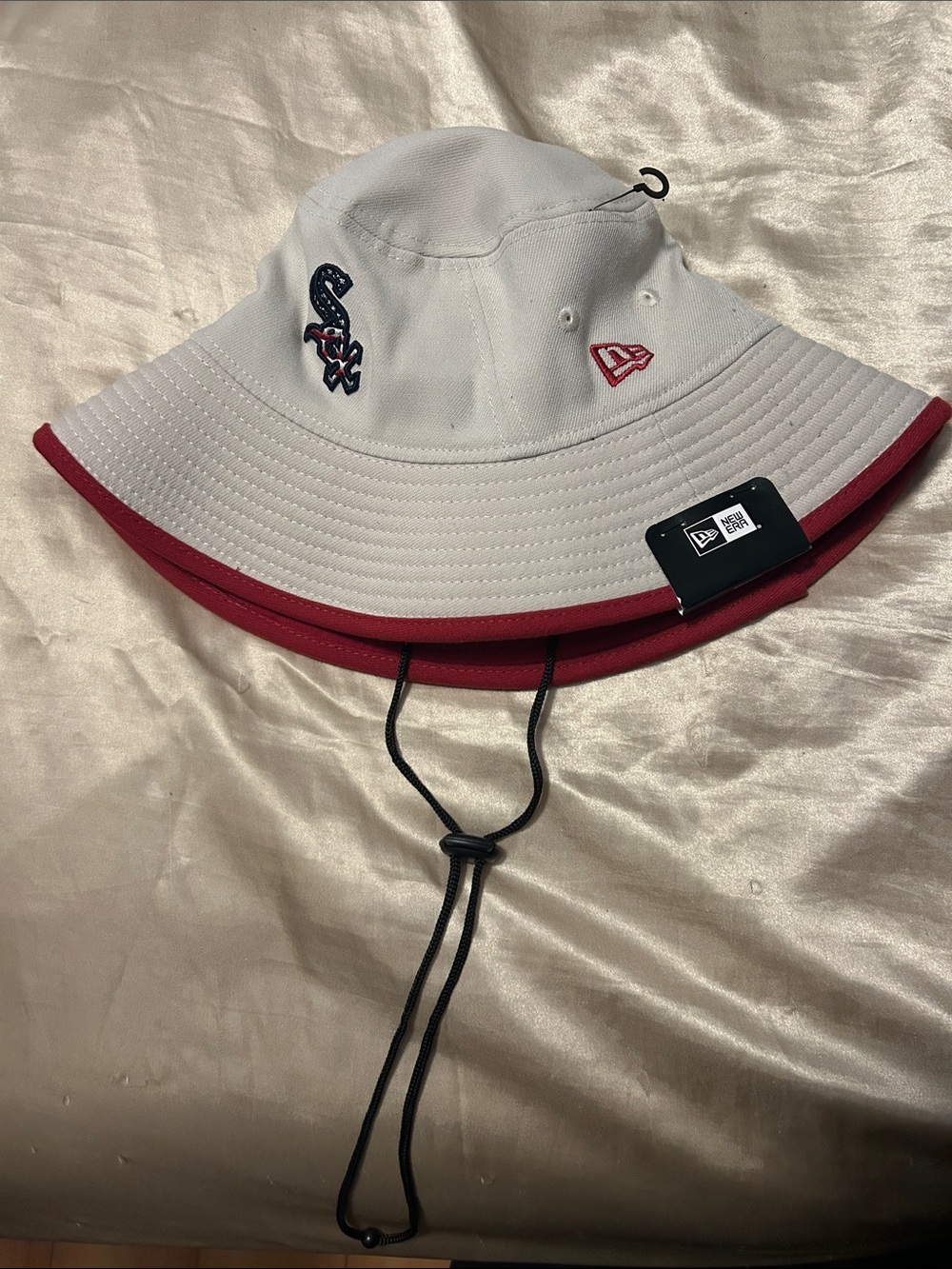 New Era White & Red Chicago Sox Bucket Hat with Chin Cord